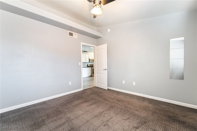 Building Photo - 950 Seven Hills Dr