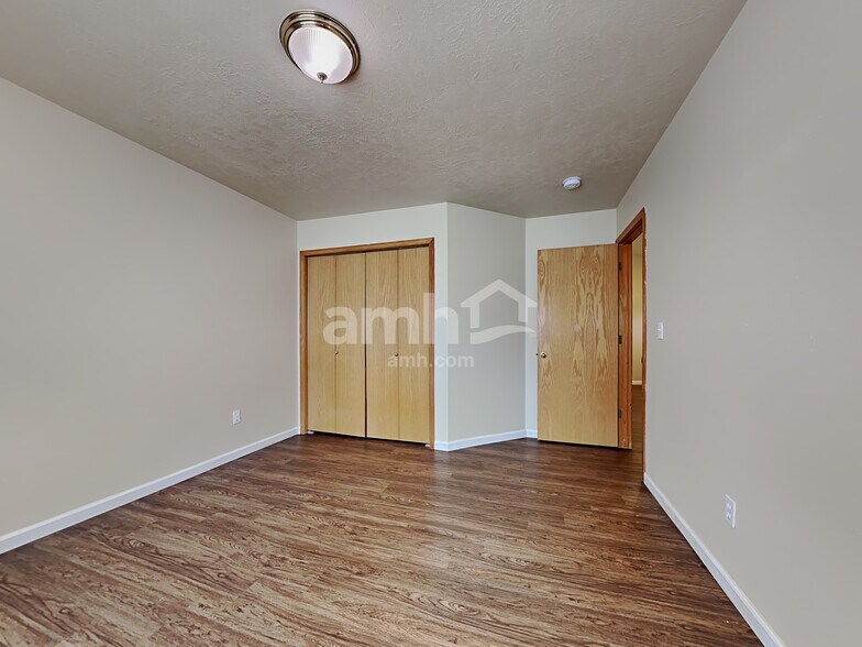 Building Photo - 641 NW Meadows Dr