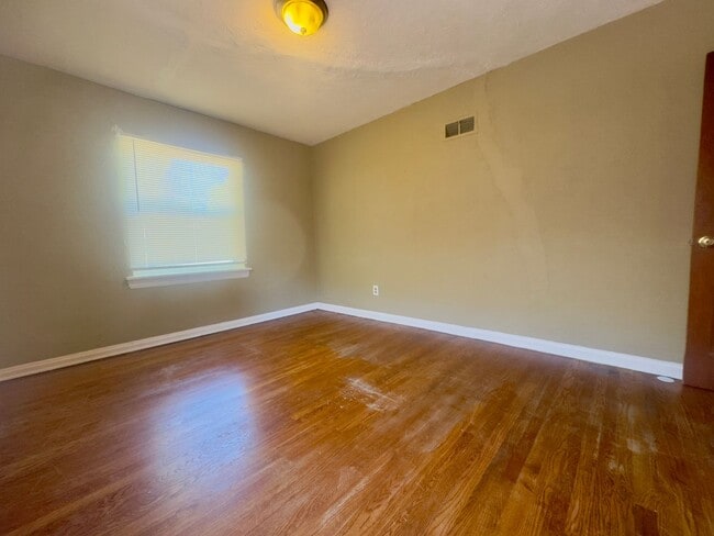 Building Photo - SECTION 8 IS GLADLY ACCEPTED 3 Bed 1.5 Bath With 2 Car Detached Garage