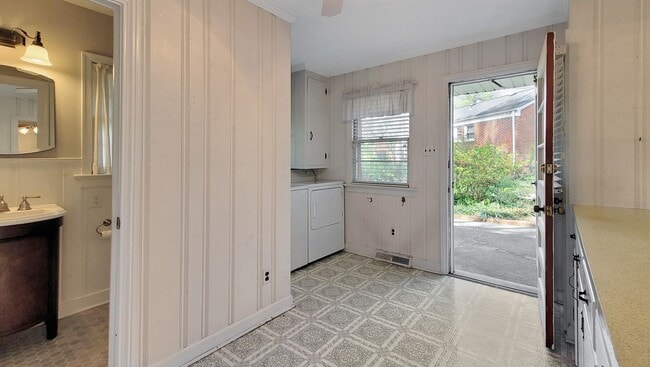 Building Photo - STUNNING 3 bedroom home with a BEAUTIFUL garden in Dumbarton. COME SEE!