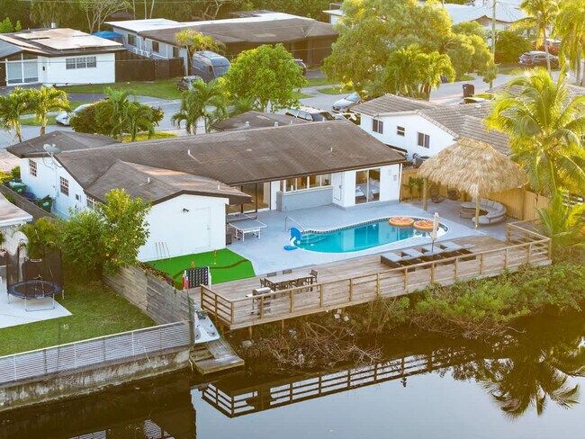 Building Photo - 2365 NE 195th St