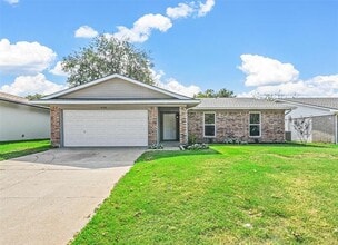 Building Photo - 618 Shadyglen Dr