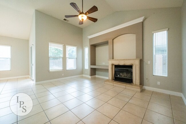 Building Photo - North Clovis Home, 3BR/2BA, Built 2005 - Lots of Amenities!