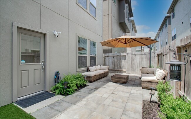 Building Photo - 2015 Royal Landing Dr