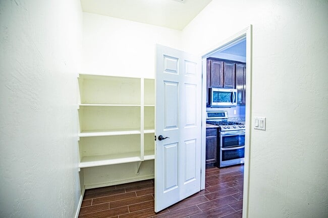 Building Photo - 4 Bedroom 3 bath Beautiful Home