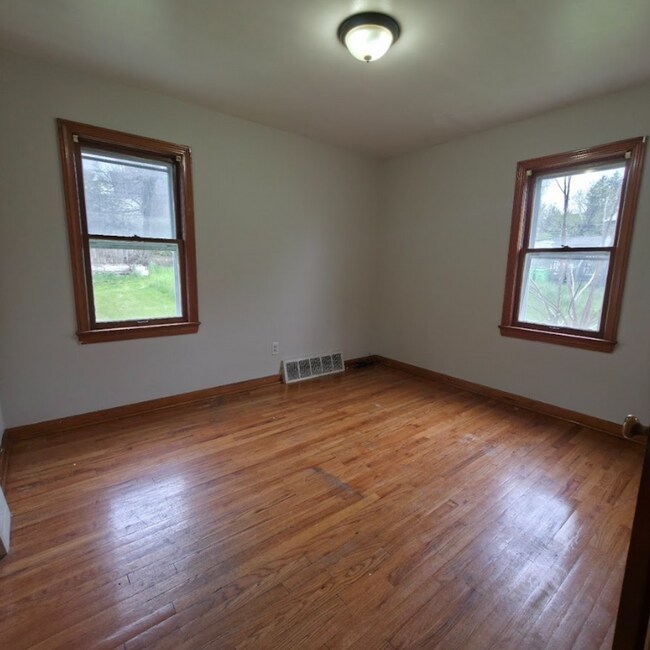 Building Photo - Multi Family Home 3 Bedroom and 1 Bath For Rent