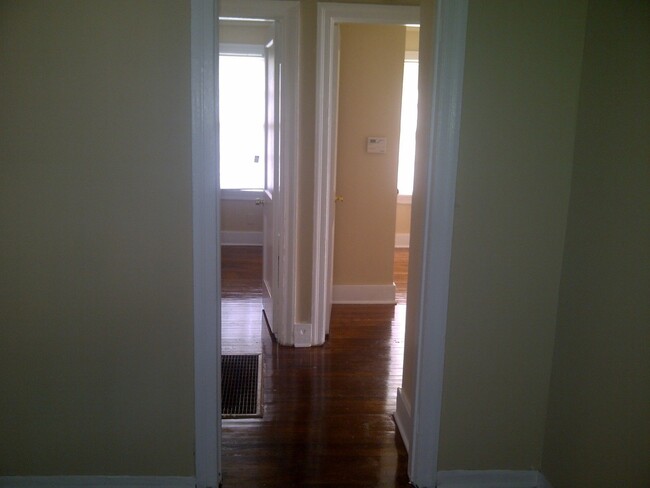 Building Photo - Cute 2/1 just a mile from Overton Park!