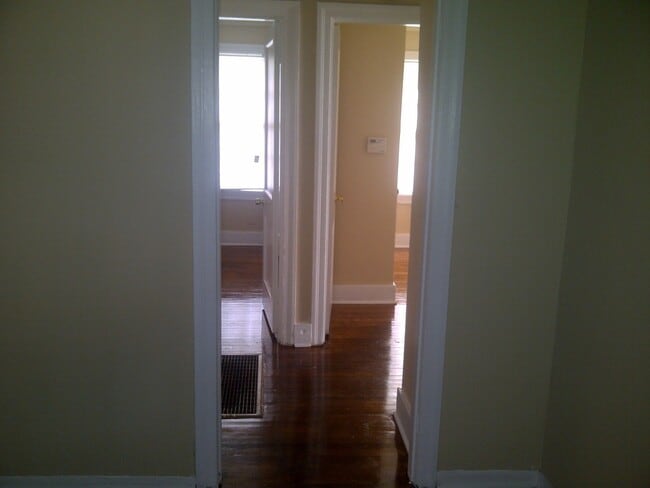 Building Photo - Move-in Special! 1/2 off first month's rent!