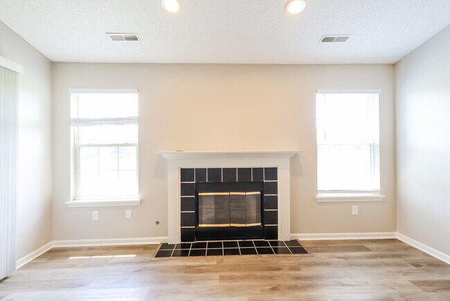 Building Photo - 1725 Cold Spring Dr