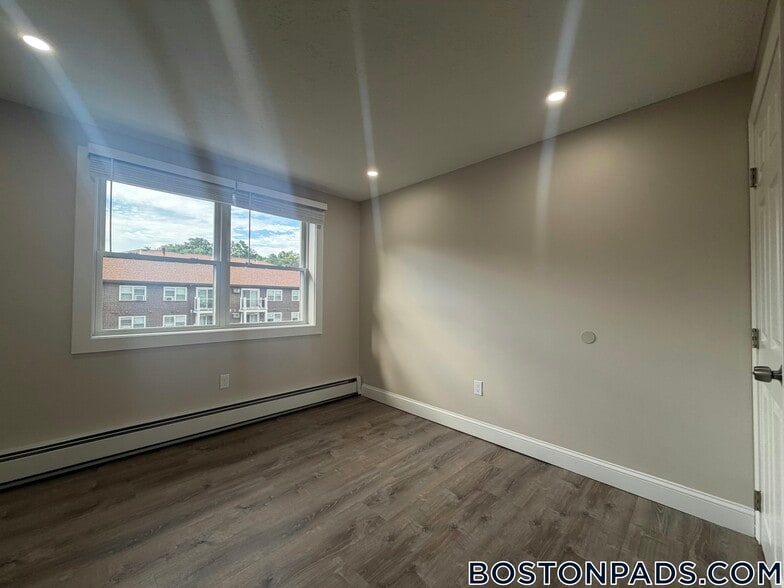 Building Photo - 17 Kenmar Dr