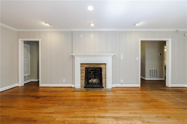 Building Photo - 2311 Pembrook Pl NE