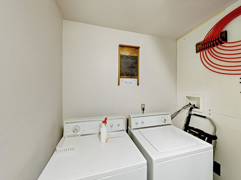 Building Photo - 8014 S Sunnyoak Cir