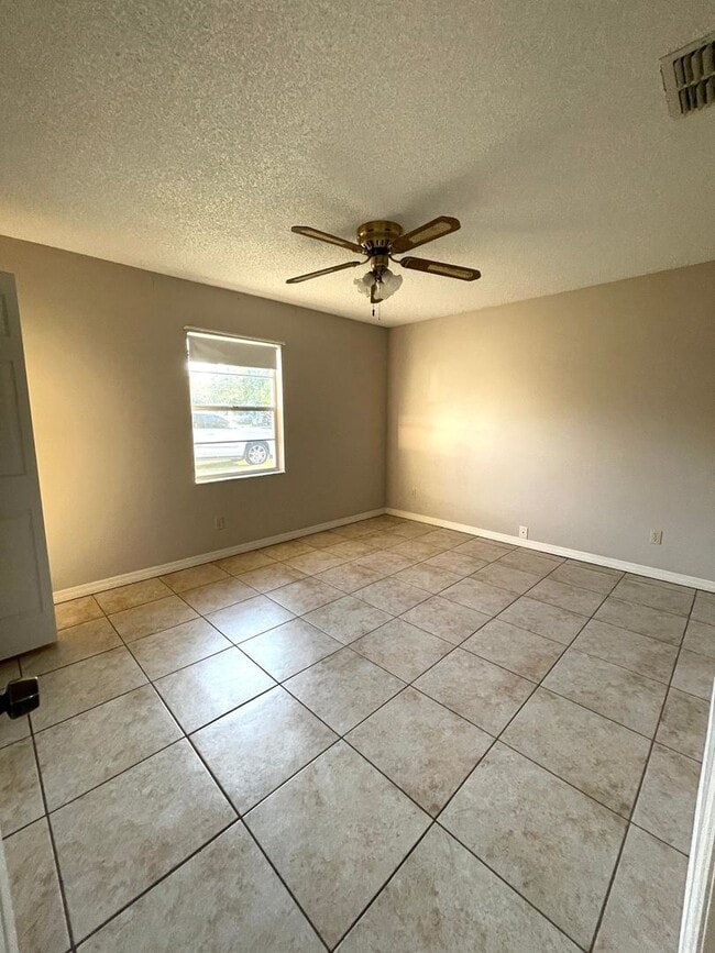 Building Photo - MOVE IN SPECIAL-Nice 2/1 Duplex Home for Rent in St. Cloud