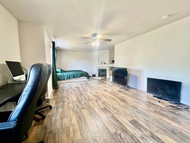 Building Photo - Beautifully Updated Home In Desirable Hend...
