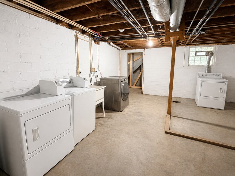 Building Photo - 1825 Lakeview Rd