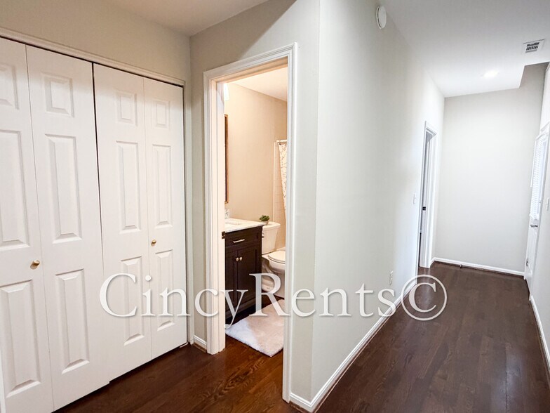 Building Photo - 422 Clark St