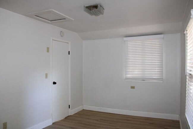 Building Photo - 5910 Skyline Dr