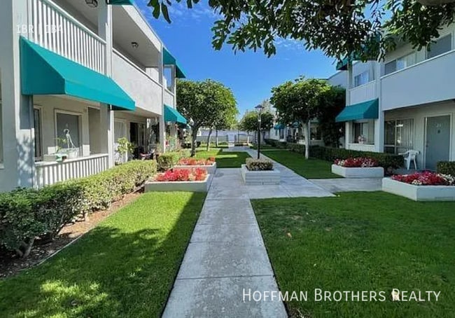 Building Photo - 301 Avocado St