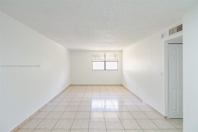 Building Photo - 606 W 81st St