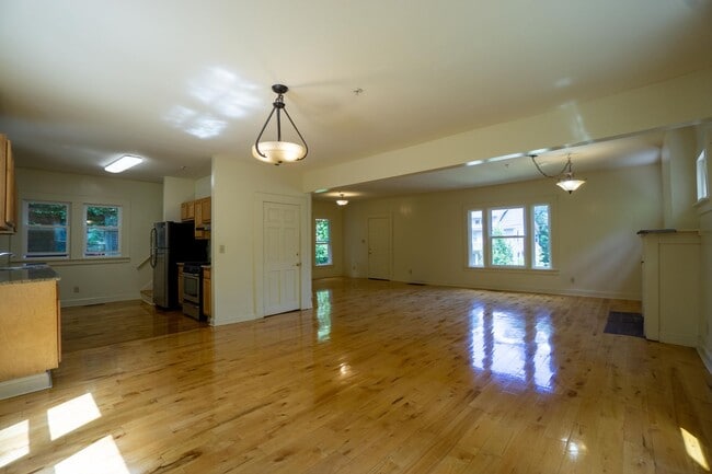 Building Photo - Available 8/1/26 - Single Family Home With...