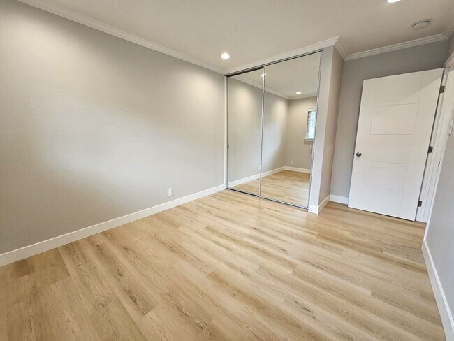 Building Photo - Updated Top Floor 2 Bedroom/1 Bathroom Apa...