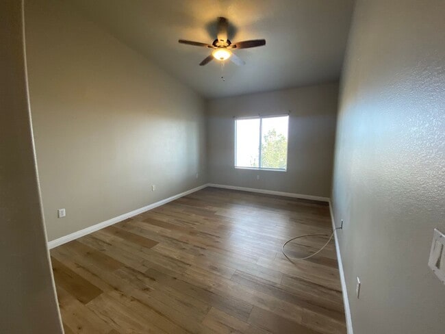 Building Photo - Modern Condo in Gated Community!