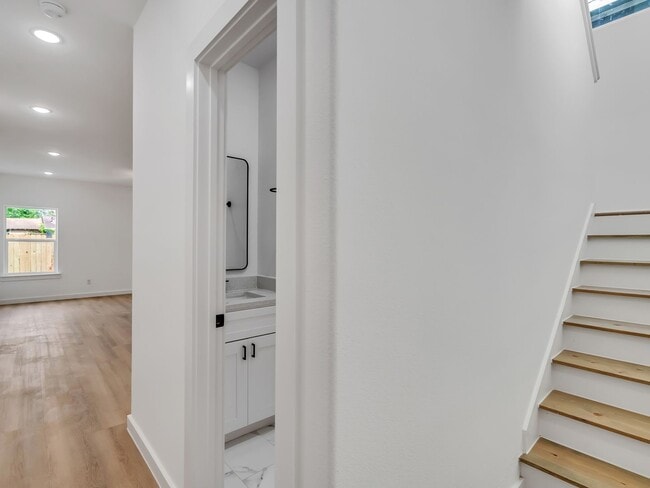 Building Photo - Spacious 3 Bed / 2.5 Bath Duplex – Move-In Ready
