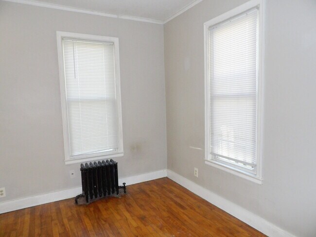 Building Photo - 2 Bedroom Lower Level Duplex - South Minne...