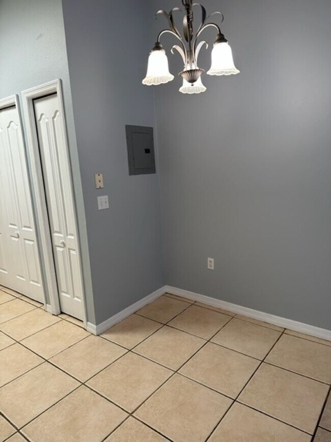 Building Photo - Coming soon ... 2 Bed 2 Bath 1/2 Duplex in St Cloud close to Lakefront!