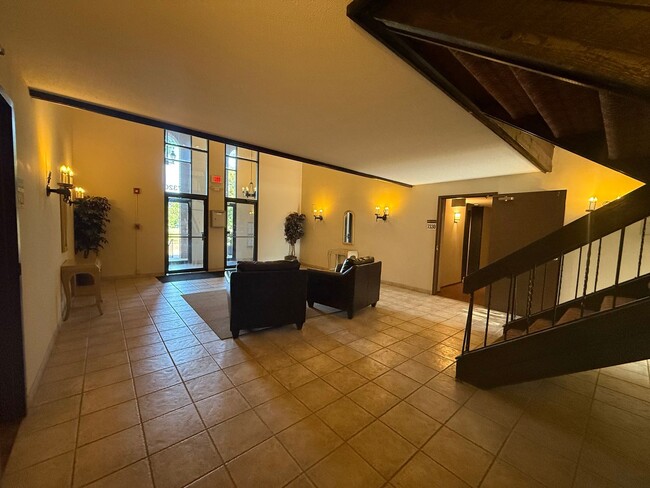 Building Photo - Spacious 2BR Edina Condo with Updated Interior, Outdoor Pool & Underground Parking