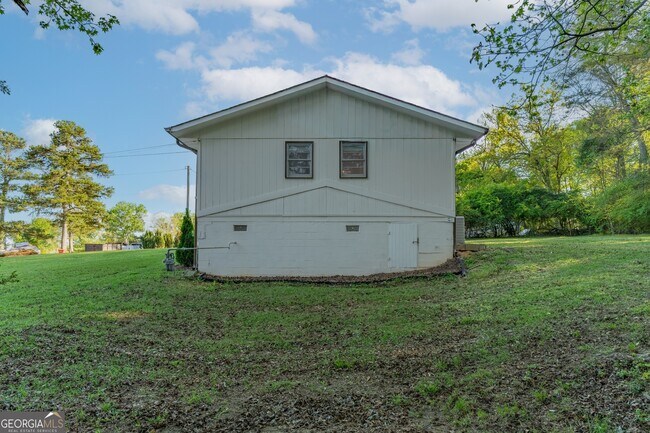 Building Photo - 2290 Pinetree Ln NE