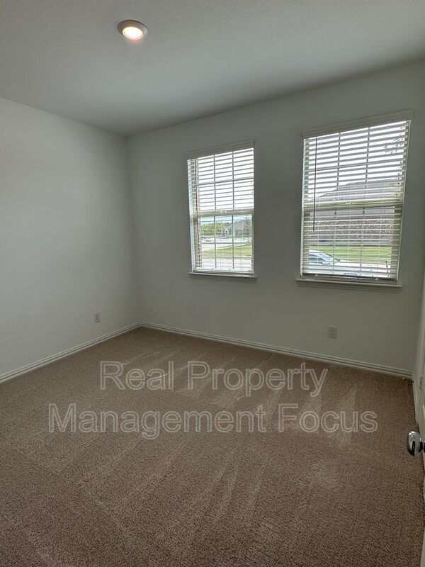 Building Photo - 239 Jenkinson Dr