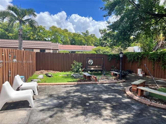 Building Photo - 7411 Twin Sabal Dr