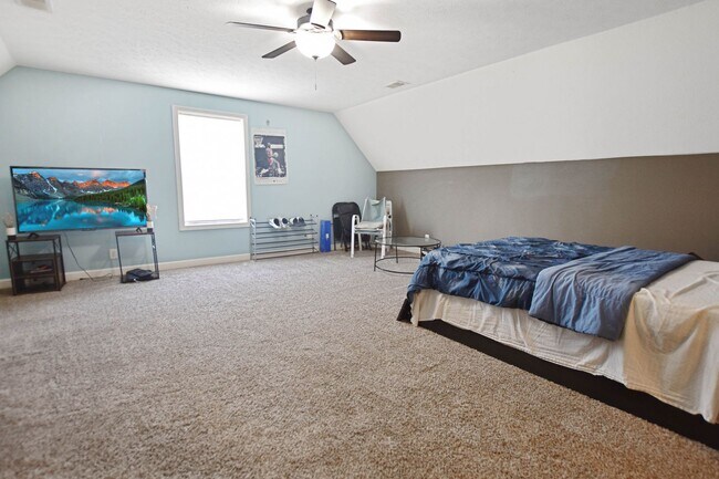 Building Photo - Pet Friendly Four Bedroom with Bonus!