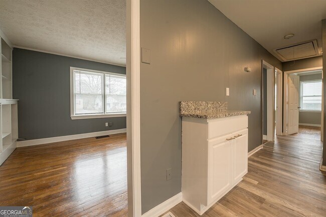 Building Photo - 8449 Fairview Dr