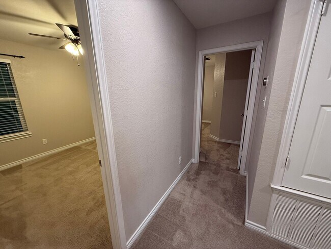 Building Photo - 675 Pebble Bend