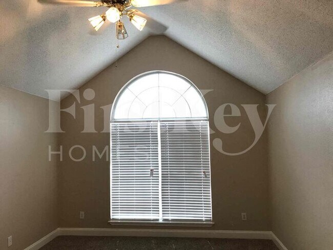 Building Photo - 2132 Montclair Ln
