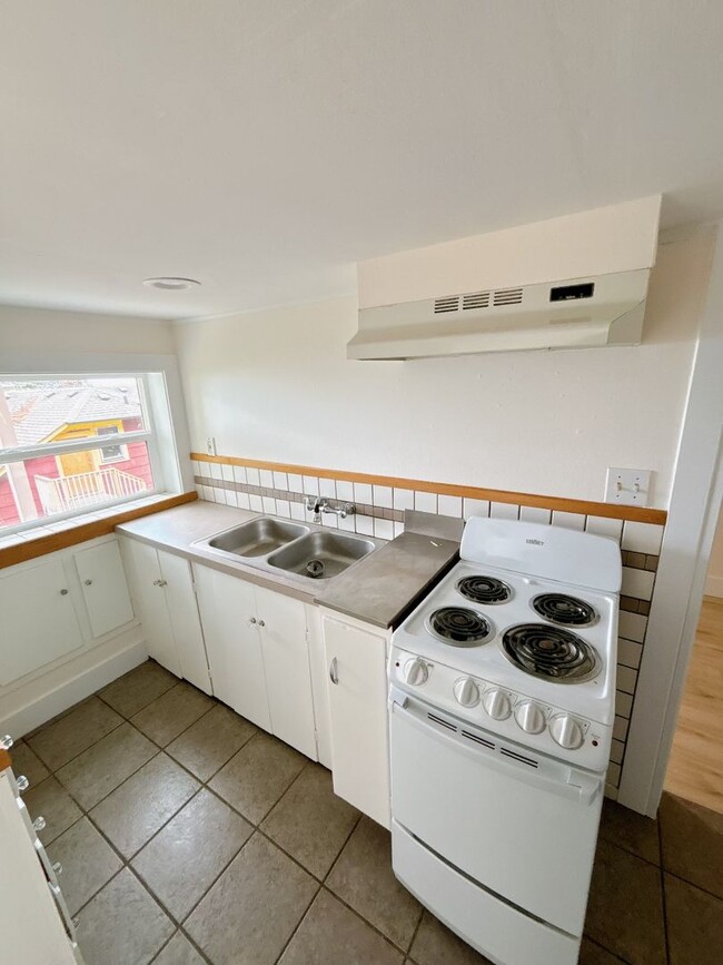 Building Photo - Bay-View 1Bed/1Bath Duplex Near WWU