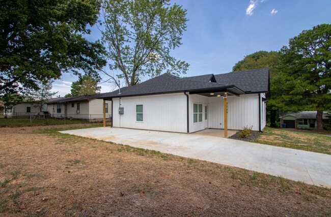 Building Photo - Inviting Home with Bright Interiors & Ceiling Fans Throughout - Comfortable Rental with Everyday ...