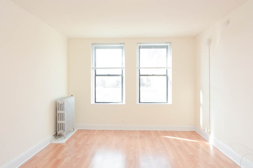 Building Photo - 3335 W Diversey Ave