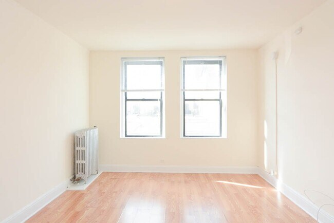 Building Photo - 3335 W Diversey Ave