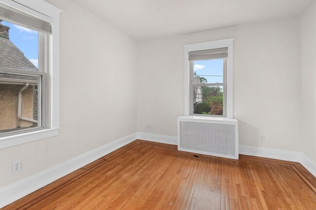 Building Photo - Single family home with hardwood floors th...