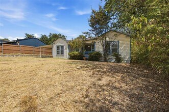 Building Photo - 809 S Brazos St