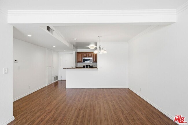 Building Photo - 909 Croft Ave