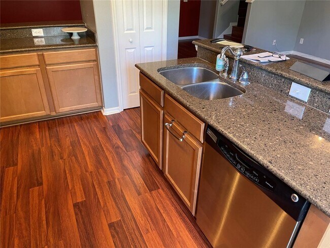 Building Photo - Beautiful Townhouse located in Crowntree L...