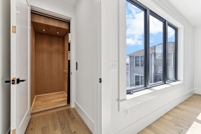 Building Photo - 3135 Parthenon Ave