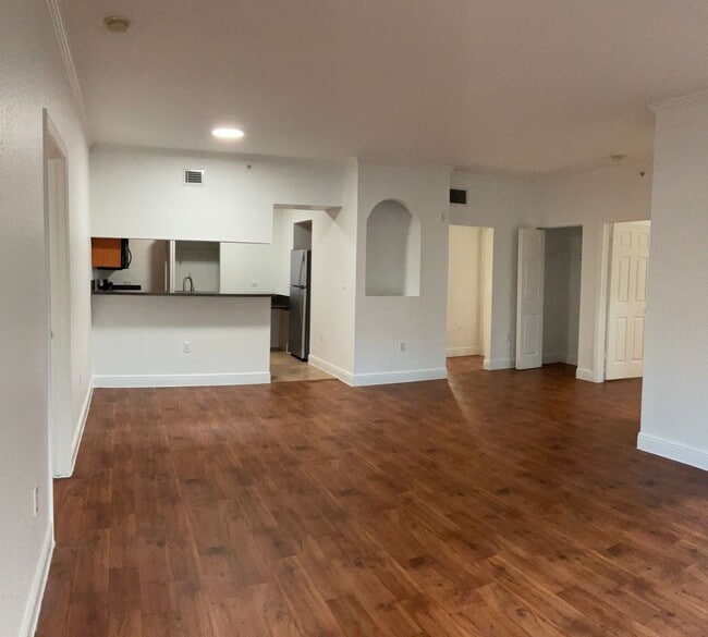 Building Photo - Great Location, Great Savings! Up to $2,000 Move-In Incentive + No Utility Connection Fee