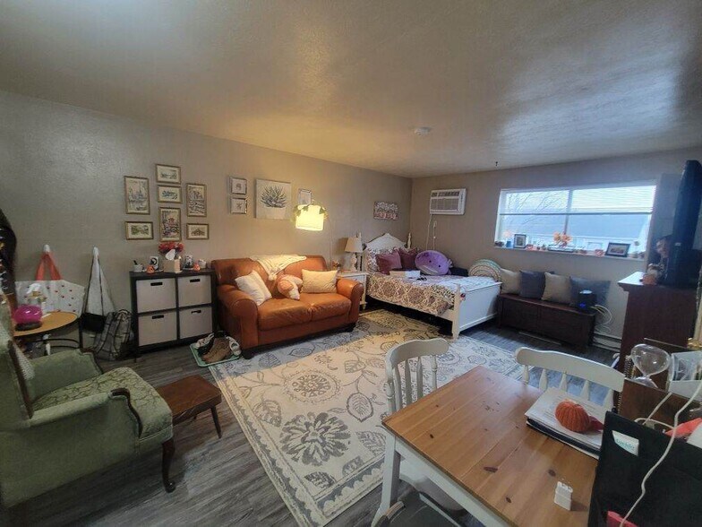 Building Photo - 216 E Sycamore St