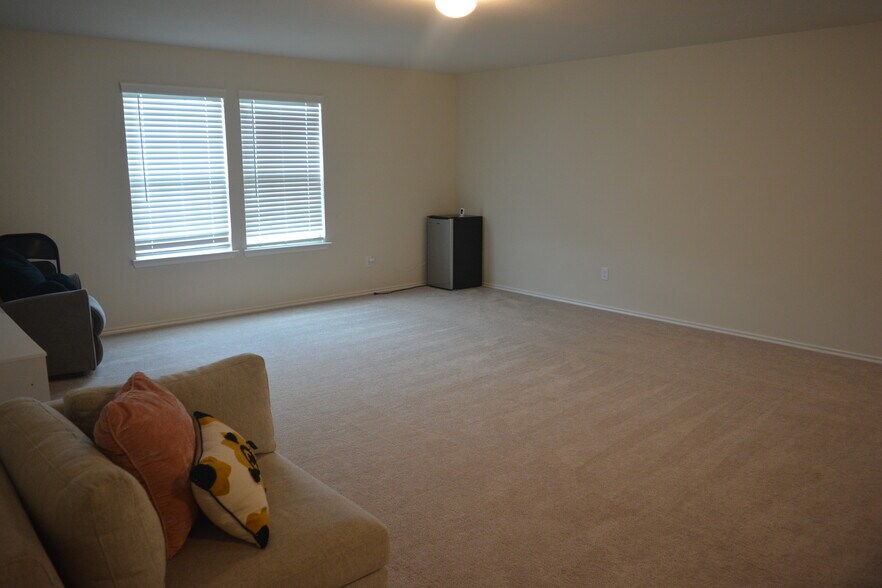 Building Photo - 1723 Cormorant Cres