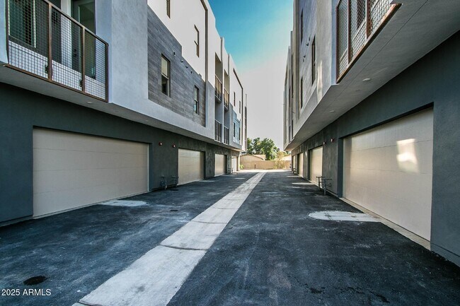 Building Photo - 1443 E Osborn Rd